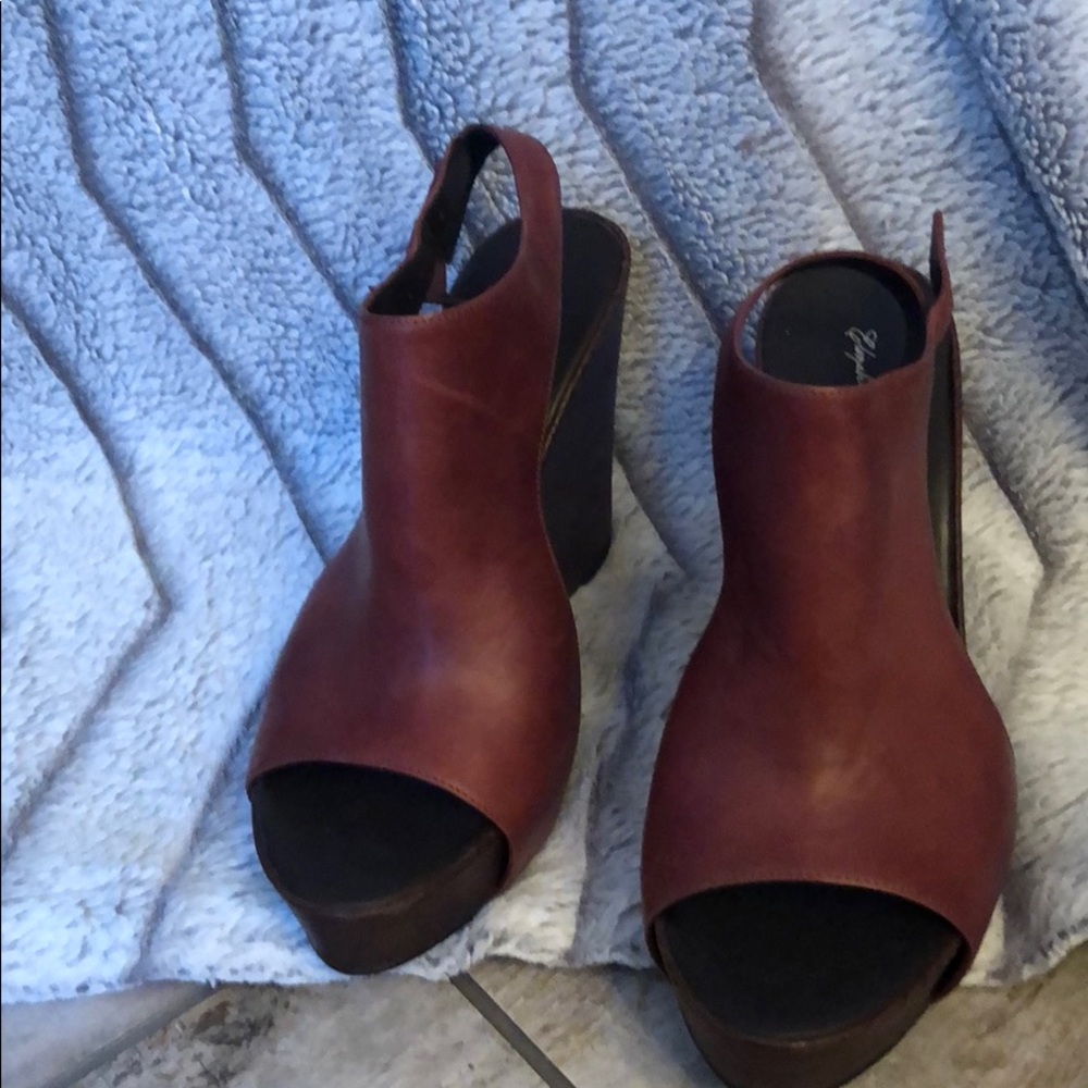 Elizabeth and James Women’s wedge Sandals